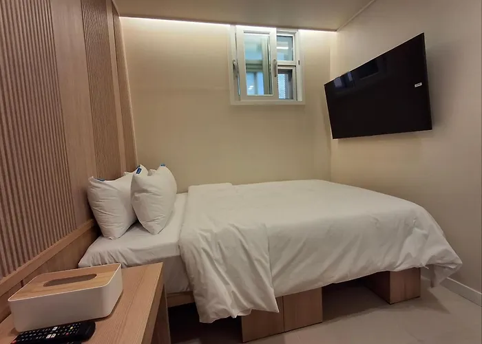 Rio Hotel-hoegi Station, Subway Line 1 *